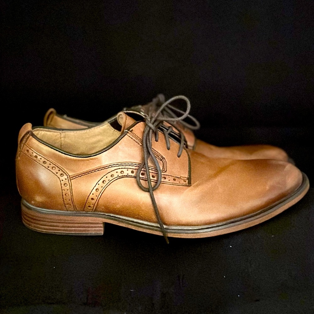 Henson Oxford, a polished leather lace-up- Dockers
